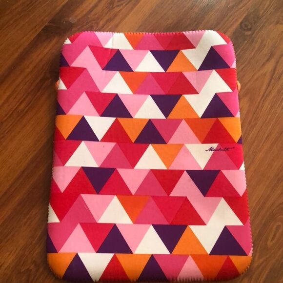 Macbeth Colorful triangle tablet neoprene cover. - Picture 2 of 4